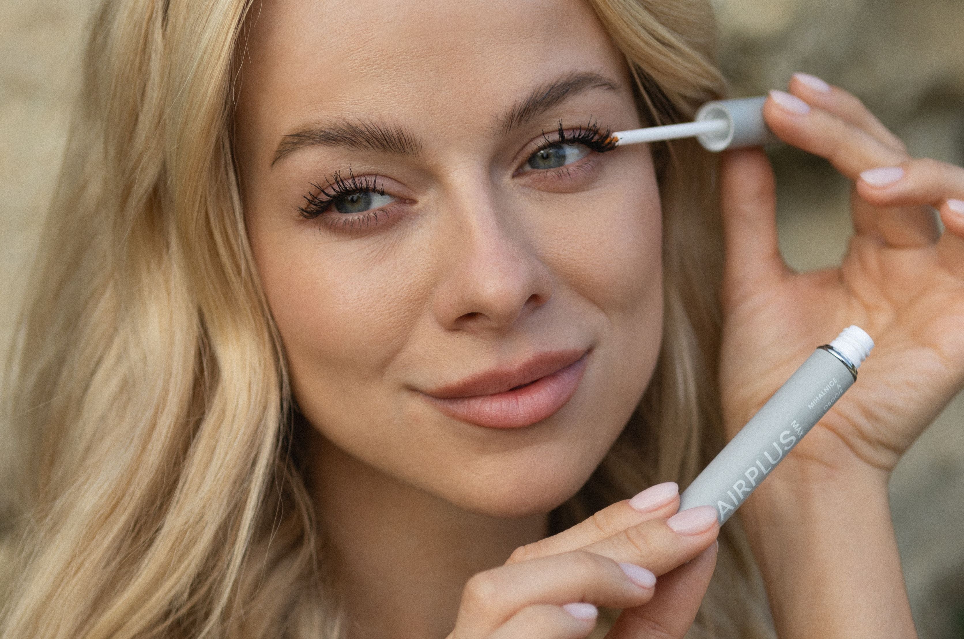 Co pomáhá na růst obočí? Výživa, péče a sérum